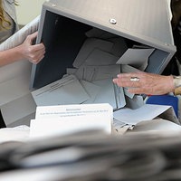 Stimmzettel aus einer Wahlurne