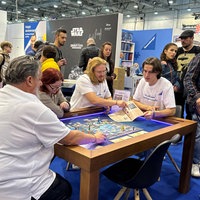 Messebesucher spielen Brettspiel 