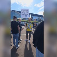 Thomas Melchior im BVB-Trikot vor der Veltins-Arena