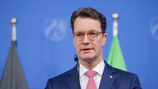 Ministerpräsident Hendrik Wüst (CDU) äußert sich auf einer Pressekonferenz über Neuerungen in der schulischen Sprachförderung