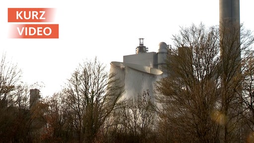Der Kühlturm vom Kraftwerk Frimmersdorf wird gesprengt