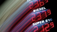 Spritpreise an einer nächtlichen Star-Tankstelle bei Köln