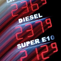 Spritpreise an einer nächtlichen Star-Tankstelle bei Köln