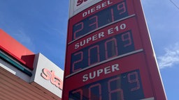 Eine Preisanzeige für Benzin in Bielefeld zeigt am 8. April 2026 für Diesel 2,319, für E10 2,009 und Super 2,069 als Preis an.