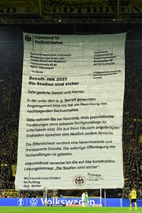 Dortmund-Fans zeigen ein riesiges Transparent