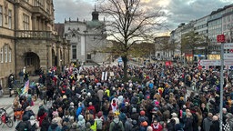 Menschen demonstrieren in Bielefeld anlässlich der Aussagen von Bundeskanzler Friedrich Merz