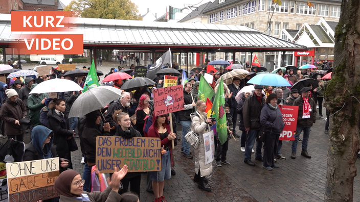Menschen in Arnsberg demostrieren gegen die "Stadtbild"-Aussage von Bundeskanzler Friedrich Merz.
