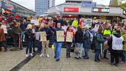 Menschen demonstrieren in Leverkusen wegen Merz' "Stadtbild"-Aussage