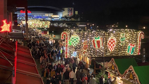 Viele Menschen laufen über den Weihnachsmarkt