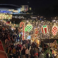 Viele Menschen laufen über den Weihnachsmarkt