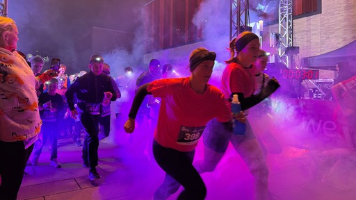 Die ersten Läufer starten den Weihnachtswunder-Run.