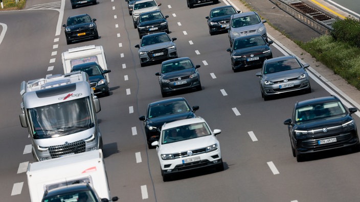Zahlreiche Autos fahren auf der Autobahn A3 in NRW 