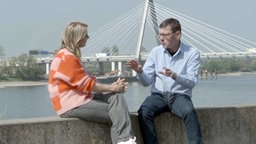 WDR-Moderatorin Catherine Vogel im Gespräch mit Stauforscher Michael Schreckenberg