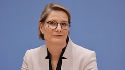 Stefanie Hubig bei der Bundespressekonferenz in Berlin