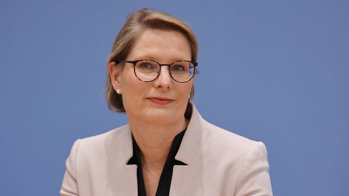Stefanie Hubig bei der Bundespressekonferenz in Berlin