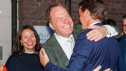 Düsseldorfs OB Stephan Keller umarmt NRW Ministerpräsident Hendrik Wüst