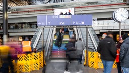Am Hauptbahnhof in Berlin sind Rolltreppen außer Betrieb gesetzt und abgesperrt.