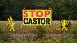 Ein Schild mit der Aufschrift "Stop Castor"