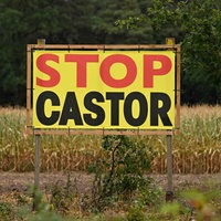 Ein Schild mit der Aufschrift "Stop Castor"