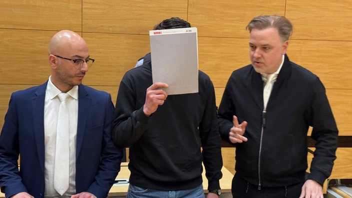 Philippos im Gerichtssaal mit zwei Wachmeistern 