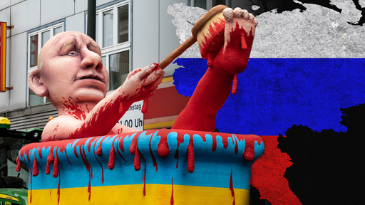 Eine Skulptur zeigt von Künstler Jacques Tilly zeigt Putin, der in Blut badet