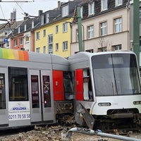 Die entgleiste Straßenbahn in Düsseldirf 