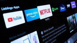 Auf einem Fernseher sind verschiedene Streaming-Dienste zu sehen