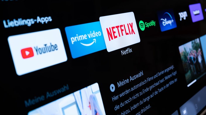 Auf einem Fernseher sind verschiedene Streaming-Dienste zu sehen