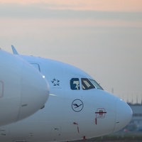 Zwei Flugzeuge stehen auf der Rollbahn eines Flughafens