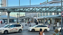 Taxis vor dem Dortmunder Hauptbahnhof 