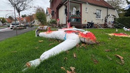 In einem Vorgarten in der Herner Siedlung Teutoburgia liegt eine selbst gebastelte blutverschmierte Leiche