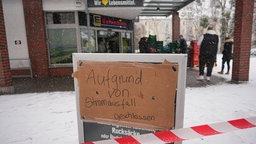 Hinweisschild vor einem geschlossenen Supermarkt