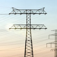 Strommasten im Abendlicht und Sonnenuntergang