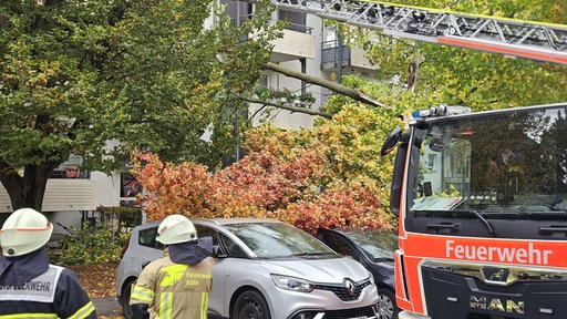 Die Feuerwehr steht am Unfallort 