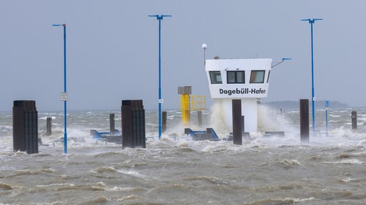 Schleswig-Holstein, Dagebüll: Das Wasser der Nordsee überschwemmt bei einer Sturmflut den Fähranleger.