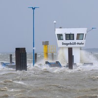 Schleswig-Holstein, Dagebüll: Das Wasser der Nordsee überschwemmt bei einer Sturmflut den Fähranleger.