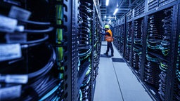 Ein Mitarbeiter arbeitet am Supercomputers Jupiter im Forschungszentrum Jülich