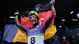 Die Deutsche Susanne Kreher reagiert nach dem Gewinn der Silbermedaille im Skeleton der Frauen
