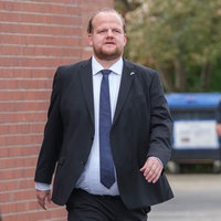 Sven Tritschler läuft über einen Platz