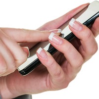 Auf einem Mobiltelefon wird eine SMS geschrieben