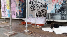 Ein Schlafplatz eines Obdachlosen an einer Baustelle