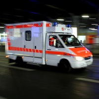 Ein Rettungswagen fährt durch einen Tunnel (Symbolbild)