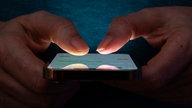 Eine Person nutzt ihr Smartphone um Nachrichten zu lesen