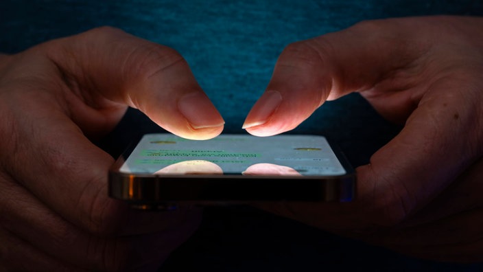 Eine Person nutzt ihr Smartphone um Nachrichten zu lesen