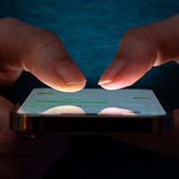 Eine Person nutzt ihr Smartphone um Nachrichten zu lesen