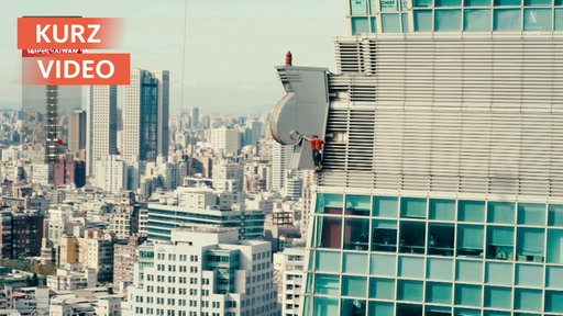 Alex Honnold klettert 508 Meter am Gebäude hoch