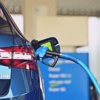 Auto steht an einer Zapfsäule an einer Tankstelle 