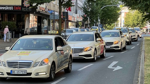Etwa 270 Taxis demonstrieren und fahren durch Dortmund 