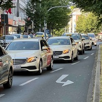 Etwa 270 Taxis demonstrieren und fahren durch Dortmund 
