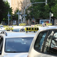 Taxis warten auf Fahrgäste vor dem Hauptbahnhof Dortmund